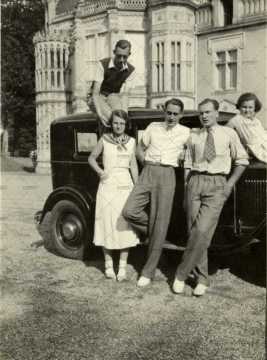 Jeunes gens posant devant voiture ancienne Château de Beauregard